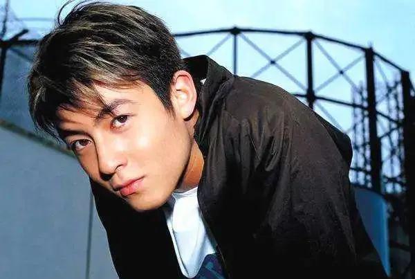 娱乐圈撞脸明星_佟丽娅董璇撞脸_娱乐圈长得很像的明星