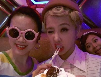 直击明星生日趴奢靡场面：大小S制服秀色诱老公