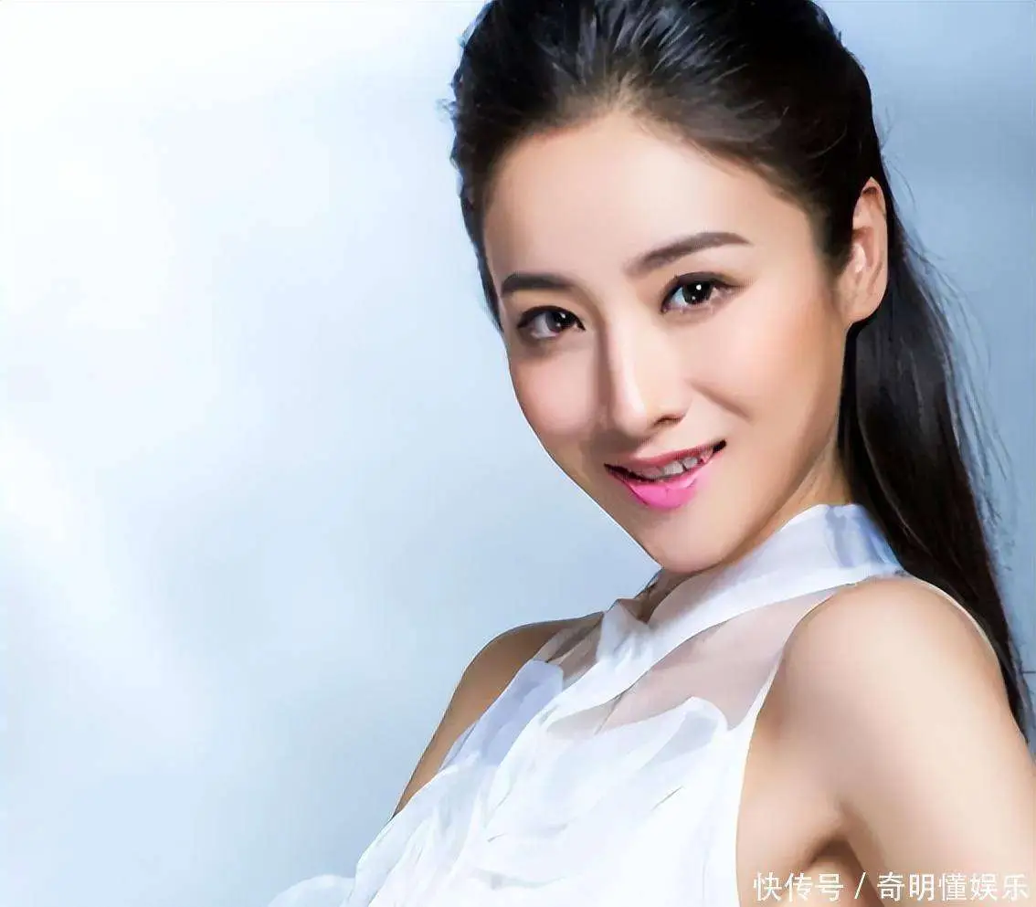 举报张艺谋超生，致其被罚748万的何珺，彻底成为了娱乐圈的弃子