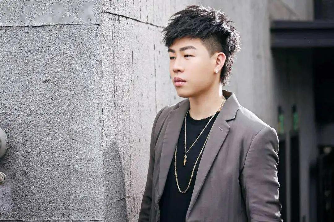 明星出轨被偷拍没拉窗帘_娱乐圈忘记拉窗帘出轨事件_娱乐圈出轨的男人