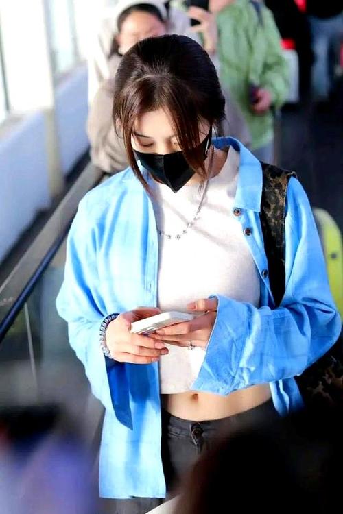 女明星肚脐上热搜：时装周的美学不该被碎片化围观